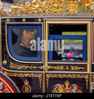 London, uk, 21st Nov King Charles III and the President of South Korea, Yoon Suk Yeol, following the ceremonial in Horse Guards Parade leaves in State Carriage Credit: Richard Lincoln/Alamy Live News Stock Photo