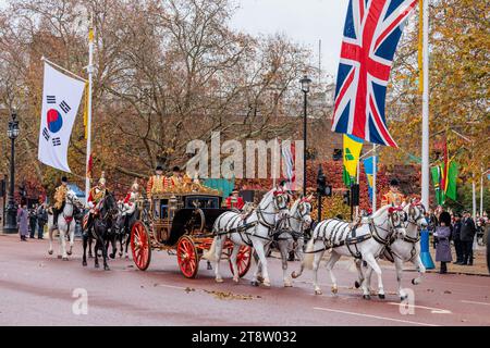 The Mall, London, UK. 21st November 2023. His Majesty King Charles III and The President of the Republic of Korea, His Excellency Yoon Suk Yeol, ride in a carriage procession along The Mall following a formal welcome on Horse Guards Parade on the first full day of the South Korean State Visit to the UK. Photo by Amanda Rose/Alamy Live News Stock Photo