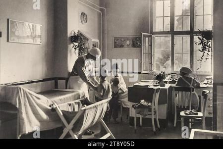 9th, Sobieskigasse 31, Lustkandlgasse 50, Ayrenhoffgasse 9 - Kinderübernahmestelle - interior view - photograph, Martin Gerlach jun. (1879-1944), Photographer, Date around 1926, supporting cardboard, gelatin silver paper, picture size 81×124 cm, Red Vienna, Social Welfare, 9th District: Alsergrund, Kinderübernahmestelle, interior  representation of a building, The Vienna Collection Stock Photo