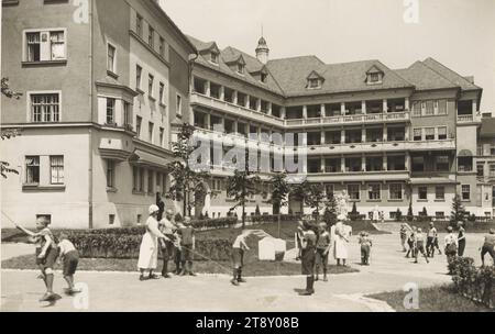 9th, Sobieskigasse 31, Lustkandlgasse 50, Ayrenhoffgasse 9 - Kinderübernahmestelle - courtyard, garden view with playing children, Martin Gerlach jun. (1879-1944), Photographer, Date around 1926, gelatin silver paper, Height×Width 38, 7×59, 7 cm, Red Vienna, Childhood, Playing, Social Welfare, 9th District: Alsergrund, Kinderübernahmestelle, The Vienna Collection Stock Photo