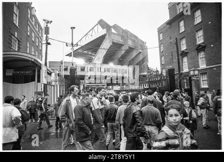 Fans head down Quay Street towards Westgate Street with the iconic concrete arms of the old stadium and Memorial Gates on the horizon. FIFA World Cup 1994 Group 4 Qualification – Wales v RCS (Czechoslovakia AKA Representation of Czechs and Slovaks) at Cardiff Arms Park, Wales, UK on 8 September 1993. A win for Wales in this game would almost guarantee qualification with 2 group matches remaining. They led 2-1 but conceded a late free kick goal from Peter Dubovský and the match ended 2-2. Photo: Rob Watkins Stock Photo