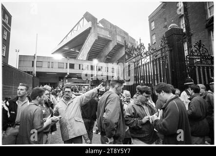 Fans head down Quay Street towards Westgate Street with the iconic concrete arms of the old stadium and Memorial Gates on the horizon. FIFA World Cup 1994 Group 4 Qualification – Wales v RCS (Czechoslovakia AKA Representation of Czechs and Slovaks) at Cardiff Arms Park, Wales, UK on 8 September 1993. A win for Wales in this game would almost guarantee qualification with 2 group matches remaining. They led 2-1 but conceded a late free kick goal from Peter Dubovský and the match ended 2-2. Photo: Rob Watkins Stock Photo