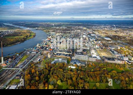 Luftbild, Chempark Leverkusen Chemiepark ehemals Bayerwerk am Fluss Rhein, Industrieanlage, halbrundes Gebäude der Konzernzentrale Bayer AG, Bayer Kasino, Himmel und Fernsicht, umgeben von herbstlichen Laubbäumen, Wiesdorf, Leverkusen, Rheinland, Nordrhein-Westfalen, Deutschland ACHTUNGxMINDESTHONORARx60xEURO *** Aerial view, Chempark Leverkusen chemical park former Bayer plant on the river Rhine, industrial plant, semicircular building of the Bayer AG headquarters, Bayer casino, sky and distant view, surrounded by autumnal deciduous trees, Wiesdorf, Leverkusen, Rhineland, North Rhine-Westphal Stock Photo