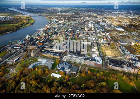 Luftbild, Chempark Leverkusen Chemiepark ehemals Bayerwerk am Fluss Rhein, Industrieanlage, halbrundes Gebäude der Konzernzentrale Bayer AG, Bayer Kasino, Himmel und Fernsicht, umgeben von herbstlichen Laubbäumen, Wiesdorf, Leverkusen, Rheinland, Nordrhein-Westfalen, Deutschland ACHTUNGxMINDESTHONORARx60xEURO *** Aerial view, Chempark Leverkusen chemical park former Bayer plant on the river Rhine, industrial plant, semicircular building of the Bayer AG headquarters, Bayer casino, sky and distant view, surrounded by autumnal deciduous trees, Wiesdorf, Leverkusen, Rhineland, North Rhine-Westphal Stock Photo