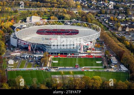 Luftbild, BayArena Bundesligastadion des Bayer 04 Leverkusen Fußballvereins, umgeben von herbstlichen Laubbäumen, am Autobahnkreuz Leverkusen zwischen den Autobahnen A1 und A3, Küppersteg, Leverkusen, Rheinland, Nordrhein-Westfalen, Deutschland ACHTUNGxMINDESTHONORARx60xEURO *** Aerial view, BayArena Bundesliga stadium of the Bayer 04 Leverkusen soccer club, surrounded by autumnal deciduous trees, at the Leverkusen freeway junction between the A1 and A3 freeways, Küppersteg, Leverkusen, Rhineland, North Rhine-Westphalia, Germany ATTENTIONxMINDESTHONORARx60xEURO Credit: Imago/Alamy Live News Stock Photo