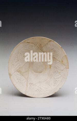 Carved Decor Pointed Bowl Carved Decor Pointed Bowl