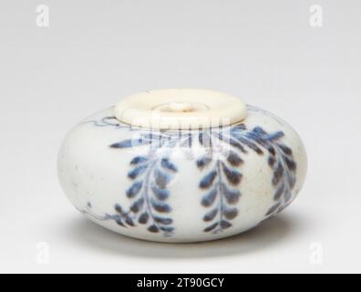 Incense container with wisteria, 18th - 19th century, Unknown Japanese, 1 3/16 × 2 5/16 × 2 5/16 in. (3.02 × 5.87 × 5.87 cm), Porcelain with underglaze blue; ivory lid, Japan, 18th - 19th century Stock Photo