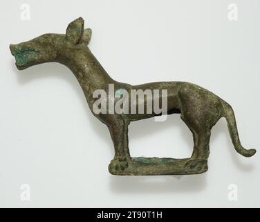 Dog, One of Three, 206 BCE - 220 CE, 3 5/16 × 5 1/4 × 1 5/8 in., 0.4 lb. (8.41 × 13.34 × 4.13 cm, 0.2 kg), Bronze, China, 3rd century BCE - 3rd century CE Stock Photo