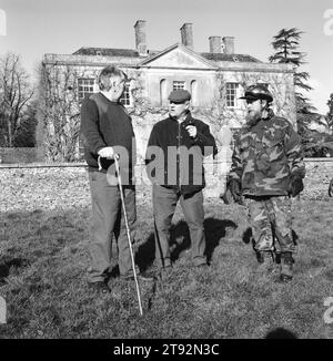 Duke of Beaufort Hunt. Foot followers discuss the coming days hunting. Easton Grey House, Easton Grey, Wiltshire 2002 2000s UK England HOMER SYKES Stock Photo