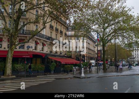 Paris, France, 2023. The Café Français, a Parisian brasserie located place de la Bastille, on a rainy autumn day Stock Photo