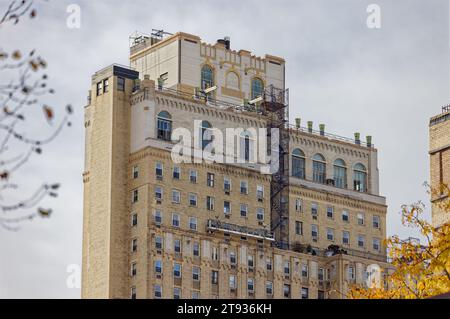 St. George Tower, 111 Hicks Street, is the Emery Roth-designed wing of the St. George Hotel in the Brooklyn Heights Historic District. Stock Photo