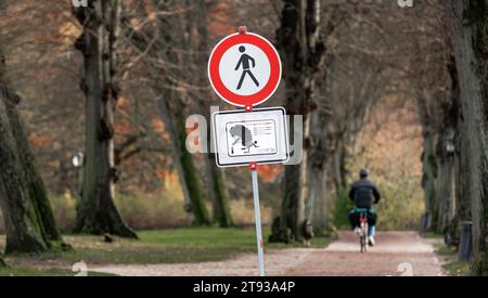 22 November 2023, Mecklenburg-Western Pomerania, Schwerin: The 'No pedestrian access' traffic sign prohibits pedestrians from entering Schwerin Castle Park due to the current danger of falling trees or broken branches. Because hundreds of trees are no longer safe for traffic, the state of Mecklenburg-Vorpommern has completely closed several historic parks. Photo: Markus Scholz/dpa Stock Photo