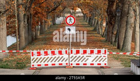 22 November 2023, Mecklenburg-Western Pomerania, Schwerin: The 'No pedestrian access' traffic sign prohibits pedestrians from entering Schwerin Castle Park due to the current danger of falling trees or broken branches. Because hundreds of trees are no longer safe for traffic, the state of Mecklenburg-Vorpommern has completely closed several historic parks. Photo: Markus Scholz/dpa Stock Photo