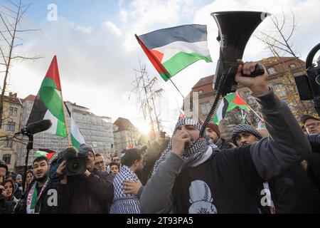 Berlin, Deutschland, DEU - Pro-palaestinensische Großdemonstration 18.11.2023, Berlin, Deutschland, DEU - Pro-palaestinensische Großdemonstration. Palaestinenser sowie politische Gruppierungen demonstrieren fuer Frieden im Nahen Osten und einen sofortigen Waffenstillstand. Berlin Berlin Deutschland *** Berlin, Germany, DEU Pro Palestinian large-scale demonstration 18 11 2023, Berlin, Germany, DEU Pro Palestinian large-scale demonstration Palestinians and political groups demonstrate for peace in the Middle East and an immediate ceasefire Berlin Berlin Germany Stock Photo