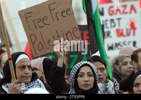 Berlin, Deutschland, DEU - Pro-palaestinensische Großdemonstration 18.11.2023, Berlin, Deutschland, DEU - Pro-palaestinensische Großdemonstration. Demonstrantin mit einem Plakat mit der Aufschrift: Free Palestine. Palaestinenser sowie politische Gruppierungen demonstrieren fuer Frieden im Nahen Osten und einen sofortigen Waffenstillstand. Berlin Berlin Deutschland *** Berlin, Germany, DEU Pro Palestinian large-scale demonstration 18 11 2023, Berlin, Germany, DEU Pro Palestinian large-scale demonstration Demonstrator with a placard reading Free Palestine Palestinians and political groups demons Stock Photo