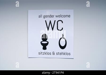 Düsseldorf 22.11.2023 Gendergerechte Toiletten Klos Unisex-Toiletten stilles Örtchen Vorbeugung von Diskriminierung Geschlechtergerechtigkeit Toilettenkabinen Pissoirs LGBTQ Transgender Mann Frau WC Sitzklos Stehklos Düsseldorf Nordrhein
