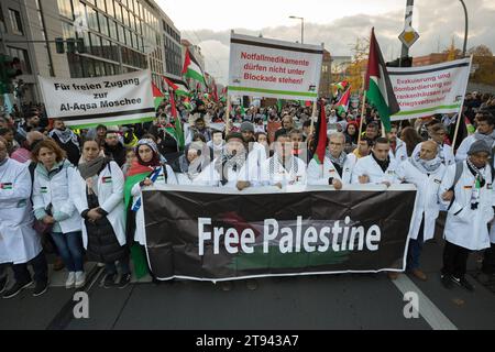 Berlin, Deutschland, DEU - Pro-palaestinensische Großdemonstration 18.11.2023, Berlin, Deutschland, DEU - Pro-palaestinensische Großdemonstration. Demonstranten in Arztkitteln halten ein Free Palestine Banner. Im Hintergrund Plakate mit der Aufschrift: Notfallmedikamente duerfen nicht unter Blockade stehen. Fuer freien Zugang zur Al Aqsa Moschee. Palaestinenser sowie politische Gruppierungen demonstrieren fuer Frieden im Nahen Osten und einen sofortigen Waffenstillstand. 00U231118D035CARO MODEL RELEASE: NO, PROPERTY RELEASE: NO c caro images / Stefan Trappe, http://www.caro-images.com, infocar Stock Photo