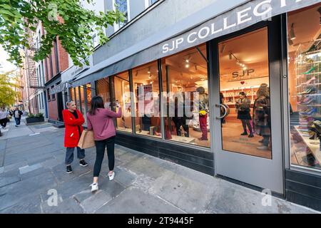 Shoppers at the SJP by Sarah Jessica Parker shoe store on trendy Bleecker Street in Greenwich Village in New York for a “sip & shop” event on Thursday, November 16, 2023. (© Richard B. Levine) Stock Photo