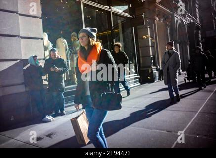 Street activity in the Flatiron neighborhood in New York on Monday, November 20, 2023 2023. (© Richard B. Levine) Stock Photo