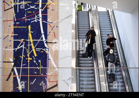 New York, USA. 22nd Nov, 2023. A travelers hold their suitcases as they descend an escalator at LaGuardia Airport in the Queens borough of New York City, NY, November 22, 2023. The day before Thanksgiving is expected to be one of the busiest travel days of the year. (Photo by Anthony Behar/Sipa USA) Credit: Sipa USA/Alamy Live News Stock Photo