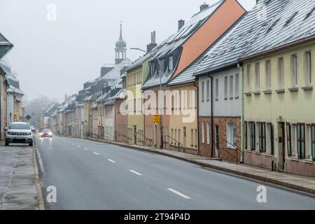 231122Schnee News ID: EN 2023-11-22 Neuschnee Ende der Woche erwartet Erster Vorgeschmack des Winters am heutigen Mittwochmorgen Scheibenberg. Wer im Erzgebirge oberhalb 500 Höhenmeter am heutigen Mittwochmorgen aus dem Fenster blickte, dem sind wohl die weißen Dächer und Autos aufgefallen. Mit einer nördlichen Strömung gelangte vergangene Nacht, kältere Luft nach Deutschland. Dort wo sich Nebel gebildet hatte, bildete sich bei Temperaturen um den Gefrierpunkt, Raureif an Bäumen, Pflanzen, Autos und Hausdächern. Dazu hatte es vergangene Nacht leichten Schneegriesel gegeben. Tief gefroren zeigt Stock Photo