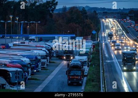 Rastplatz Ohligser Heide West, an der Autobahn A3, Fahrrichtung Köln, bei Solingen, volle LKW Parkplätze, NRW, Deutschland, Autobahn Rastplatz *** Rest area Ohligser Heide West, on the A3 highway, direction Cologne, near Solingen, full truck parking spaces, NRW, Germany, highway rest area Credit: Imago/Alamy Live News Stock Photo