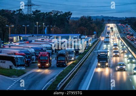 Rastplatz Ohligser Heide West, an der Autobahn A3, Fahrrichtung Köln, bei Solingen, volle LKW Parkplätze, NRW, Deutschland, Autobahn Rastplatz *** Rest area Ohligser Heide West, on the A3 highway, direction Cologne, near Solingen, full truck parking spaces, NRW, Germany, highway rest area Credit: Imago/Alamy Live News Stock Photo