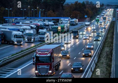 Rastplatz Ohligser Heide West, an der Autobahn A3, Fahrrichtung Köln, bei Solingen, volle LKW Parkplätze, NRW, Deutschland, Autobahn Rastplatz *** Rest area Ohligser Heide West, on the A3 highway, direction Cologne, near Solingen, full truck parking spaces, NRW, Germany, highway rest area Credit: Imago/Alamy Live News Stock Photo