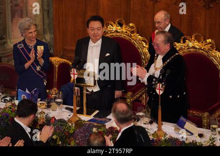 The Duchess of Gloucester and the Lord Mayor of the City of London Professor Michael Mainelli applaud the President of South Korea Yoon Suk Yeol following his speech during the banquet in the Great Hall at the Guildhall, City of London, on day two of the South Korean President's state visit to the UK. Picture date: Wednesday November 22, 2023. Stock Photo