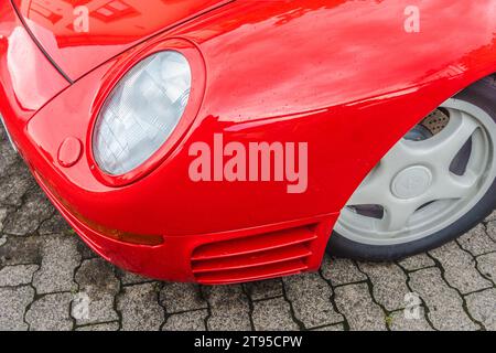 WETTENBERG, HESSE, GERMANY - 07 - 28 - 2023: Front Light of PORSCHE 959 S. From 2016 til 2018 from Porsche classic constructed to PORSCHE 959 S Stock Photo