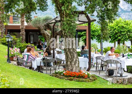 People eating al fresco on the patio at Ristorante La Punta on Lake Como in Bellagio, Lombardy, Italy. Stock Photo