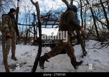 Kupyansk, Kharkiv Oblast, Ukraine. 22nd Nov, 2023. A Ukrainian solider runs to reload an S21 artillery piece during a firing mission. Commanding an artillery position in the region, Ukrainian troops prepare for winter and potential Russian assaults. (Credit Image: © Madeleine Kelly/ZUMA Press Wire) EDITORIAL USAGE ONLY! Not for Commercial USAGE! Stock Photo