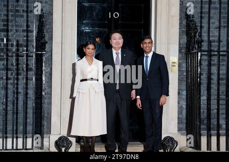 London, UK. 22nd Nov, 2023. Britain's Prime Minister Rishi Sunak and wife Akshata Murty welcome the President of South Korea Yoon Suk Yeol (C) to Downing Street as he carries out a state visit in London. Credit: SOPA Images Limited/Alamy Live News Stock Photo