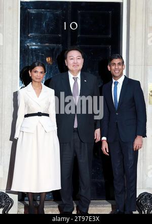 London, UK. 22nd Nov, 2023. Britain's Prime Minister Rishi Sunak and wife Akshata Murty welcome the President of South Korea Yoon Suk Yeol (C) to Downing Street as he carries out a state visit in London. (Photo by Fred Duval/SOPA Images/Sipa USA) Credit: Sipa USA/Alamy Live News Stock Photo