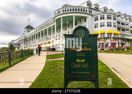Drive up to the Grand Hotel. A tour costs 10 dollars admission. The Grand Hotel was built in 1887 and is a National HIstoric Landmark of the USA. The front consists of a wooden veranda 200 meters long. Entrance fee for visitors to the Grand Hotel who are not staying overnight. Mackinac Island, Michigan, United States Stock Photo