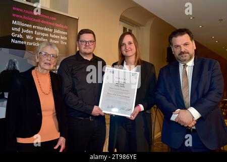 örderkreis Denkmal, Preis für Zivilcourage Franziska Eichstädt-Bohlig, Dr. Gideon Joffe, die Preisträger Laura Nickel, Max Teske Der Förderkreis Denkmal für die ermordeten Juden Europas e.V. verleiht den ãPreis für Zivilcourage C Gegen Rechtsradikalismus, Antisemitismus und Rassismus'. Der Preis, dotiert mit 4.000 Euro, wird dieses Jahr an Laura Nickel, Max Teske im Hotel ADLON in Berlin, am 23.11.2023 *** örderkreis Denkmal, Prize for Civil Courage Franziska Eichstädt Bohlig, Dr Gideon Joffe, the prizewinners Laura Nickel, Max Teske The Förderkreis Denkmal für die ermordeten Juden Europas e Stock Photo