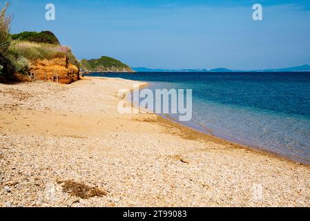 le bord de mer dans la partie ouest de la presquile de Giens appartenant au parc national de port-cros avec ses criques ses ilots ses plages sa nature Stock Photo