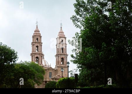 Explore the timeless beauty of Parroquia de San Luis Rey de Francia. This historic church in San Luis de la Paz, Guanajuato, showcases exquisite archi Stock Photo