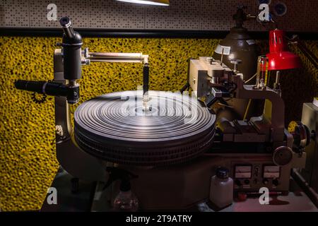 At Third Man Mastering, the music tracks are mixed and produced on the Neumann VMS-70 cutting machine as blanks for the record press. Production site of the record label Third Man Records / Third Man Pressing in Detroit, United States. Third Man Pressing's vinyl manufacturing plant is located in Detroit's Cass Corridor. Stock Photo