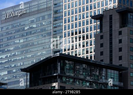 JP Morgan Chase's European headquarters, located at 25 Bank Street, Canary Wharf, was designed by César Pelli & Associates Architects. JP Morgan Chase Stock Photo