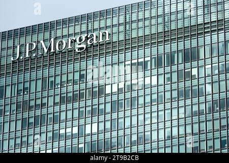 JP Morgan Chase's European headquarters, located at 25 Bank Street, Canary Wharf, was designed by César Pelli & Associates Architects. JP Morgan Chase Stock Photo