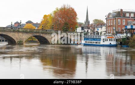 Welsh Bridge over the river Severn in Shrewsbury, Shropshire. Sabrina Pleasure Boat too. Pictured in November 2023. Stock Photo