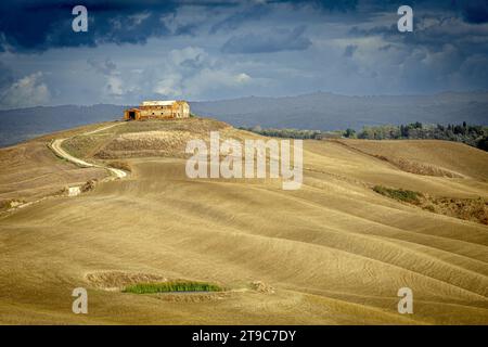 Tuscan countryside farm before a violent storm. Photo taken on 25th of October 2023 in Val d’Orcia, near Siena, Tuscany region, Italy. Stock Photo