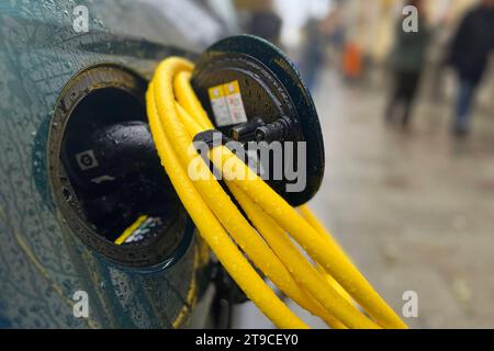 Chargging car hi-res stock photography and images - Alamy