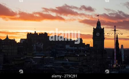 Edinburgh city centre, Scotland, UK. 24 November 2023. Colour in the city at sunset with the tempeature at 5 degrees centigrade. Credit: Archwhite/alamy live news. Stock Photo