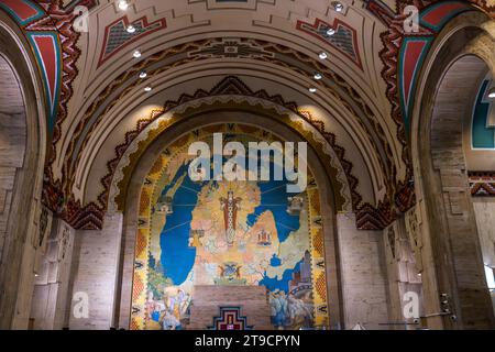 Large mural in Detroit's Guardian Building banking hall depicts the state of Michigan and its industries, painted by American artist Ezra Augustus Winter. Historic art deco skyscraper Guardian Building built in 1928 with a colorful tiled lobby & retail space. Detroit, United States Stock Photo