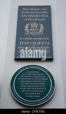 Plaque denoting the birthplace of Queen Elizabeth II, 17 Bruton Street, Mayfair, London, UK Stock Photo