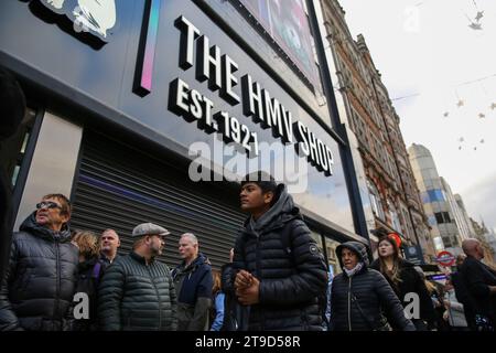 London, UK. 24th Nov, 2023. Music lovers seen outside the new HMV store on London's Oxford Street which reopens following a four-year absence. The music chain store closed its London branch in 2019 after going into administration. (Photo by Steve Taylor/SOPA Images/Sipa USA) Credit: Sipa USA/Alamy Live News Stock Photo