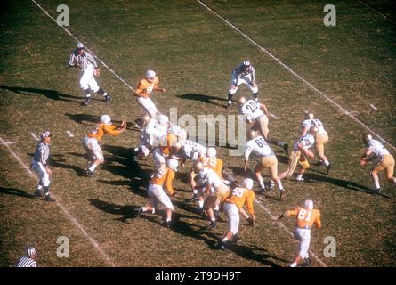 ATLANTA, GA - OCTOBER 11:  Quarterback Fred Braselton #11 of the Georgia Tech Yellow Jackets looks to make the handoff during an NCAA game against the Tennessee Volunteers on October 11, 1958 at Grant Field in Atlanta, Georgia.  (Photo by Hy Peskin) *** Local Caption *** Fred Braselton Stock Photo