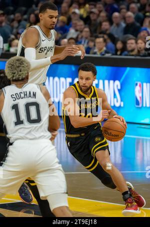 San Francisco, USA. 24th Nov, 2023. Stephen Curry (R) of Golden State Warriors breaks through during the 2023-2024 NBA regular season match between Golden State Warriors and San Antonio Spurs in San Francisco, the United States, on Nov. 24, 2023. Credit: Dong Xudong/Xinhua/Alamy Live News Stock Photo